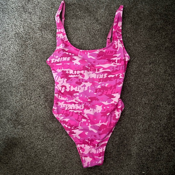 NWOT Skims scoop neck one piece PINK CAMO Size:S - Picture 1 of 8